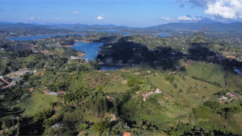 Vista panorámica El Peñol - Guatapé referente Sportravel