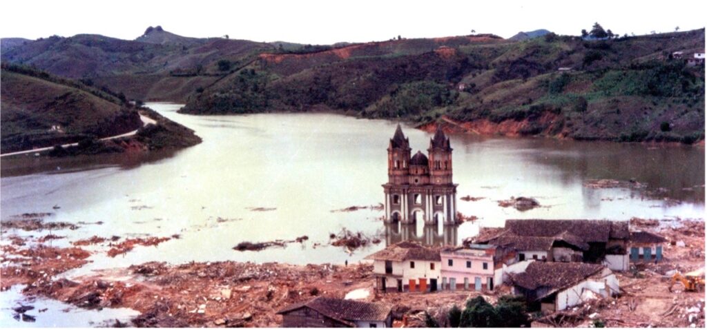 Imagen antigua de El Peñol antes de la inundación